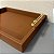 BANDEJA DECORATIVA EM MADEIRA COM REVESTIMENTO MARROM EM PU E METAL DOURADO M - Imagem 3