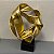 ESCULTURA EM RESINA DOURADO COM BASE PRETA 40X27 CM - Imagem 2