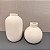 VASO II OFF WHITE BOJUDO COM TEXTURA PINTINHAS PRETAS 15CM - Imagem 2