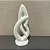 ESCULTURA KISS EM RESINA BRANCO G 39x15cm M 30x12cm - Imagem 3