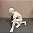 ESTATUETA ATLETA EM RESINA BRANCO 26x26x24cm - Imagem 3