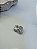 Brinco argola cravejada abaulada, flor atrás PP - Imagem 2