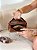 Bolsa Feminina Olivia – Caramelo com Café Estruturada - Imagem 3