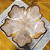 Centro de mesa flor com detalhes na cor ouro rosé - Imagem 1