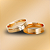PAR DE ALIANÇAS DE CASAMENTO, OURO 18K, ANATÔMICA FRISADA COM DIAMANTE NO CENTRO - Imagem 1