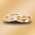 PAR DE ALIANÇAS DE CASAMENTO, OURO 18K, ANATOMICA, 4,0mm, FAIXA SUPERIOR EM OURO BRANCO COM 2 PONTOS DE LUZ - Imagem 1