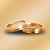 PAR DE ALIANÇAS DE CASAMENTO, OURO 18K, ANATOMICA, 4,0mm, COM FRISO CENTRAL E DIAMANTE - Imagem 1