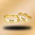 PAR DE ALIANÇAS DE CASAMENTO, OURO 18K, ANATOMICA, 4,5MM, FRISOS NAS BORDAS LATERAIS - Imagem 1
