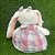 COELHO PELUCIA BRANCO FEMEA C/VESTIDO E LACO XADREZ 60CM - Imagem 6