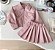 Conjunto Premium Rosé – Jaqueta + Saia Plissada | Charm Kids Boutique - Imagem 1