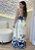 Vestido Longo Feminino de Viscose Estampado Fundo Off/ Azul com Decote V e Alças Finas – Leve e Tropical - Imagem 2
