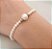 Pulseira dourada com perolas - Imagem 1