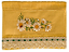 Toalha Bordada de Mão Lavabo com Margaridas Lindas. Cor da toalha: Amarelo. 45 x 30 cm - Imagem 1