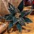 POINSETIA VELUDO VERDE C/ GLITTER X1 45CM - Imagem 1