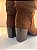 Bota Slouchy Lialine em Couro Camurça Equino Marrom Cano Médio Salto Bloco - Imagem 5