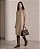 VESTIDO CONFORT MIDI GOLA ALTA (BEGE) - Imagem 2