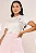 T-SHIRT COM APLICACAO DE LACAO E PEROLAS FASCINIUS - Imagem 1