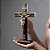 Crucifixo Mesa Madeira Frisada Cristo Metal 26cm São Bento - Imagem 6