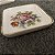Antigo Conjunto de Pratinhos de Apoio em Porcelana SALER Florais - Encanto e Versatilidade em Conjunto de 5 Peças e 2 Espátulas - Imagem 8