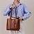 Bolsa Feminina Rafitthy Tote De Ombro Com Alças Duplas E Pingente Decorativo Tiramissu - Imagem 4