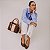 Bolsa Feminina Rafitthy De Mão Com Alças Duplas Costura Decorativa E Pingente Darck Cacau/Ambar - Imagem 2