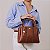 Bolsa Feminina Rafitthy De Mão Com Alças Duplas Costura Decorativa E Pingente Tiramissu/Terra - Imagem 2