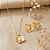 Conjunto Flor Dourada com Pérola – Banhado a Ouro 18K - Imagem 3