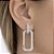 Argola cravejada com pingente retangular em banho de prata silver - Imagem 2