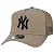 Boné New Era 9FORTY A-Frame Trucker Snapback MLB New York Yankees Aba Curva Cáqui - Imagem 1