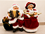 Casal Papai Noel e Mamãe Noel decorativos no banco 28 cm - Imagem 2