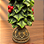 Árvore de Natal Decorativa com Folhas de Azevinho e Berries em Resina – 38 x 14 cm - Imagem 4