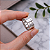 Aliança de Prata 925 Estilo Bvlgari 10mm com Bordas em Alto Relevo - Imagem 3