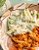 Frango em cubos com massa penne ao molho branco e brócolis - Imagem 1