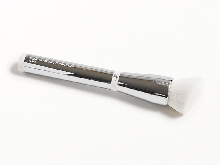 Heavenly SkinTM Skin-Smoothing Complexion Brush #704 by IT COSMETICS pincel - Imagem 1