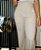 Calça Linho Natural Pantalona com Bolsos Verdugos e Nervuras nos Bolsos e Cós - Imagem 2