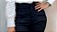 Calça Alfaiataria Brim Preta Reta Pences Frontais e Bolsos Verdugos com Lapelas Traseiras Modelagem Tradicional - Imagem 7
