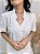 Blusa Viscocrepe Off-White com Botões Cobertos e Gola V Mangas Curtas - Imagem 2
