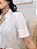 Blusa Viscocrepe Off-White com Botões Cobertos e Gola V Mangas Curtas - Imagem 6