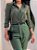 Camisa Crepe Verde Militar Mangas Longa Com Nervuras nas Costas e nas Mangas e Elástico nos Punhos Botões Frontais com L - Imagem 2