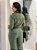 Calça Linho Cem por Cento Verde Militar Reta Pences Frontais e Bolsos Verdugos com Lapelas Traseiras Modelagem Tradicion - Imagem 7