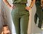 Calça Visco Trench Verde Militar Reta com Elástico Grosso no Cós e Nervuras na Frente Quadril e Bolsos Traseiros - Imagem 2