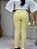 Calça Alfaiataria Amarelo Manteiga Reta Com Pala No Zíper Frontal, Bolsos Frente E Traseiro Com Nervuras - Imagem 3