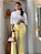 Calça Alfaiataria Amarelo Manteiga  Flare Com Pala No Zíper Frontal, Bolsos Frente E Traseiro Com Nervuras E Fenda Atrás - Imagem 3