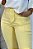Calça Alfaiataria Amarelo Manteiga  Flare Com Pala No Zíper Frontal, Bolsos Frente E Traseiro Com Nervuras E Fenda Atrás - Imagem 2