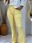 Calça Alfaiataria Amarelo Manteiga  Flare Com Pala No Zíper Frontal, Bolsos Frente E Traseiro Com Nervuras E Fenda Atrás - Imagem 1