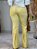 Calça Alfaiataria Amarelo Manteiga  Flare Com Pala No Zíper Frontal, Bolsos Frente E Traseiro Com Nervuras E Fenda Atrás - Imagem 4