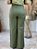 Calça Linho  Verde Oliva Pantalona Com Bolsos Verdugos Assimétrico Frente, Bolsos Verdugos Atrás E Elástico Na Cintura - Imagem 2