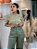 Calça Linho  Verde Oliva Pantalona Com Bolsos Verdugos Assimétrico Frente, Bolsos Verdugos Atrás E Elástico Na Cintura - Imagem 7