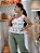 Calça Linho  Verde Oliva Pantalona Com Bolsos Verdugos Assimétrico Frente, Bolsos Verdugos Atrás E Elástico Na Cintura - Imagem 3
