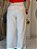 Calça Alfaiataria Branca Pantalona Evasê Com Passantes E Bolsos Frente - Imagem 9